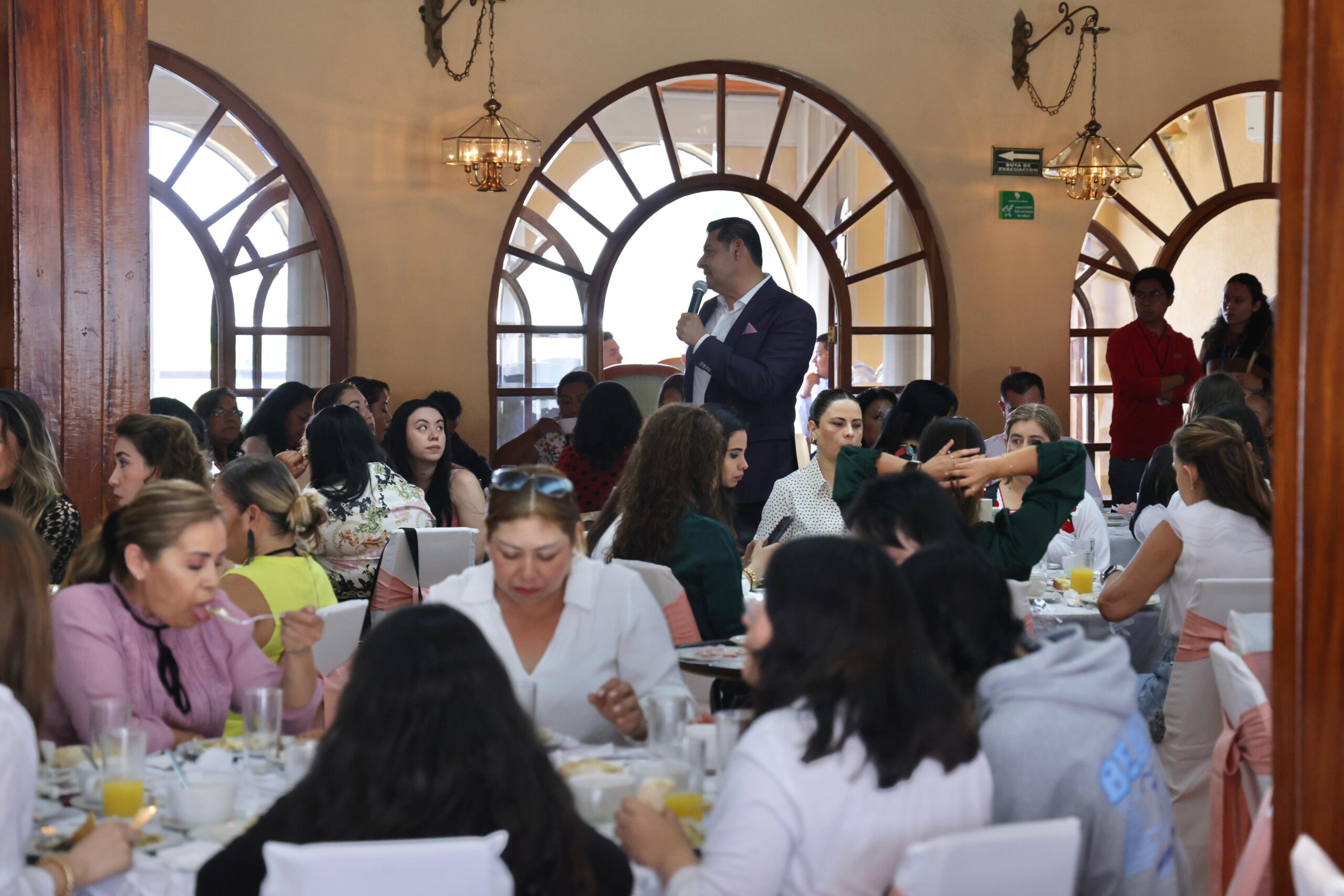 Empoderamiento femenino en el corazón de Puebla: Armenta promete gobierno mayoritariamente femenino
