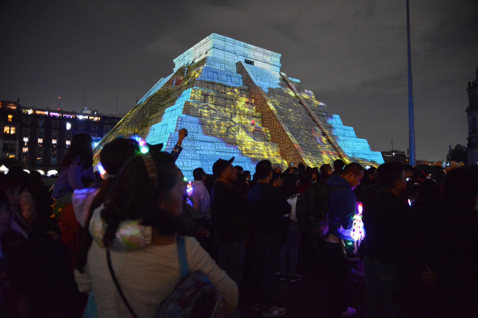 Un Viaje Luminoso al Pasado Maya: El Tributo de la Ciudad de México a Felipe Carrillo Puerto