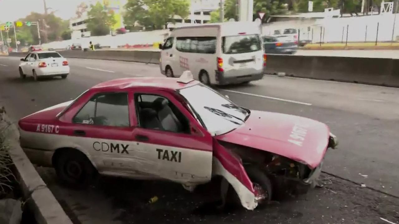 Caos en el Edomex: Taxi Abandonado en Periférico Norte Paraliza el Tráfico